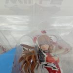 窓越しのフィギュアの上半身のアップ