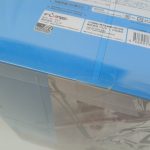 外箱の底面の表示ラベルとバーコードのアップ