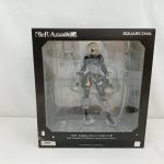 外箱の正面。NieR:Automataのロゴと窓越しの2Bのフィギュア