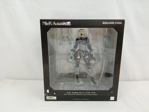 外箱の正面。NieR:Automataのロゴと窓越しの2Bのフィギュア
