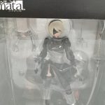窓越しのフィギュアの上半身と付属の部品
