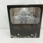 外箱の背面。YoRHaのロゴと窓越しの中身