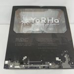 外箱の背面。YoRHaのロゴとクレジット