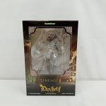 箱の正面。窓から見えるフィギュアとLINEAGE II Darkelfのロゴ