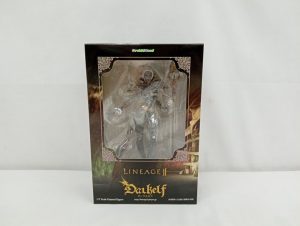 箱の正面。窓から見えるフィギュアとLINEAGE II Darkelfのロゴ