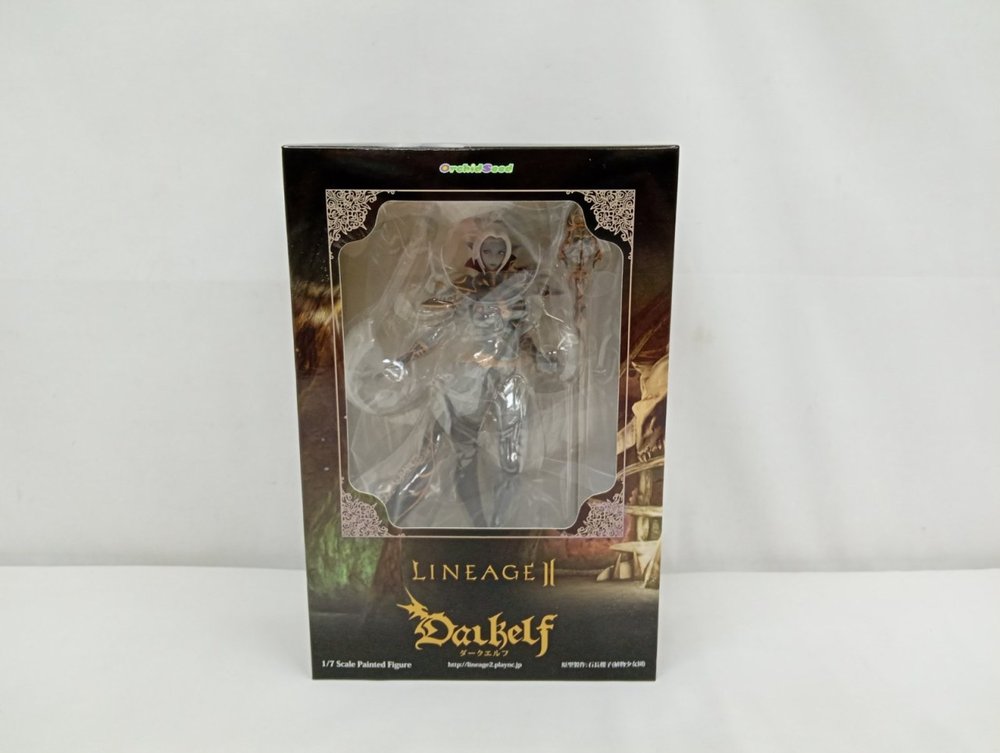 箱の正面。窓から見えるフィギュアとLINEAGE II Darkelfのロゴ