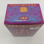 箱の上面。JOJOのロゴと空条承太郎 FOURTHの文字