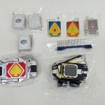 バックル、ラウズアブゾーバー、カード、小さなパーツ類を並べたところ