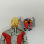 ヘルメットを外した状態。黄色い透明の頭部の素体と横に置いたヘルメット