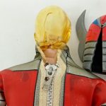 素体の頭部の後ろのアップ。頭部のひび割れと©ピープロの刻印があるヘルメット