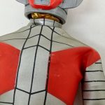 コスチュームの胸と肩のアップ。赤と銀の模様