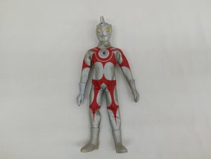 ウルトラマンエースの衣装とマスクを着けた人形の正面全体