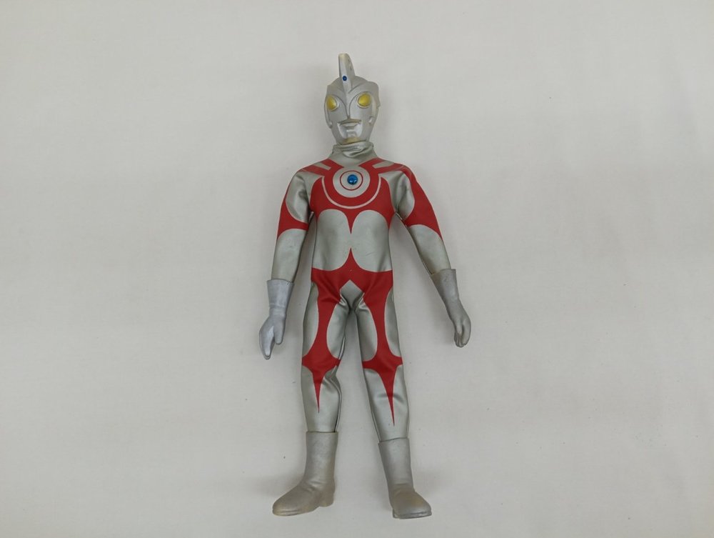 ウルトラマンエースの衣装とマスクを着けた人形の正面全体