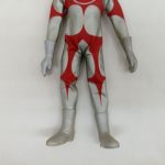 赤と銀の衣装の脚とブーツ