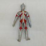 人形の背面全体。背中にファスナー