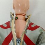 背中のファスナーを開けた首元。肌色の素体が見える