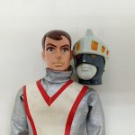 ヘルメットを外した素体の顔と、横に置いたヘルメット