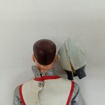 ヘルメットを外した頭の背面と衣装の留め具