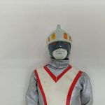 ヘルメットと覆面をかぶった頭部と胸元のアップ