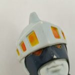 ヘルメットのアップ。オレンジの窓とグレーの覆面