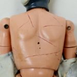 衣装を脱がせた素体の背中