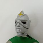 銀色のマスクを斜めから写した写真