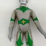 胸と腰の正面。腰に黄色い星形のベルト