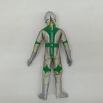 全身を背面から写した写真。背中にファスナー