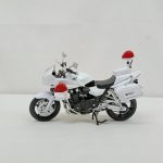 白バイの模型を左側面から写した写真。赤い回転灯と白い車体