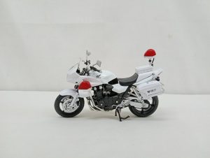 白バイの模型を左側面から写した写真。赤い回転灯と白い車体