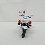 白バイ模型を正面から写した写真。赤いランプとミラー
