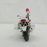 白バイ模型を後ろから写した写真。テールランプとサイドボックス