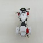 白バイ模型を真上から写した写真。メーターまわり