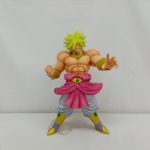 緑の髪の筋肉質なキャラクターフィギュアの全身正面。透明な台座付き