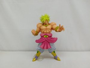 緑の髪の筋肉質なキャラクターフィギュアの全身正面。透明な台座付き