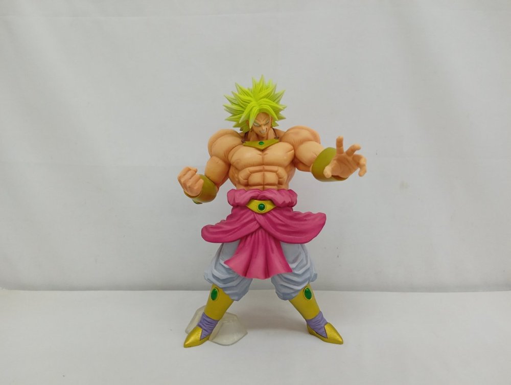 緑の髪の筋肉質なキャラクターフィギュアの全身正面。透明な台座付き