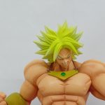 頭部と胸のアップ。緑の宝石の付いた首飾り