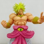 上半身と腰布の正面。右手を前に突き出したポーズ