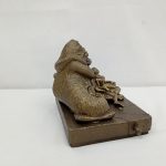 像の右側面
