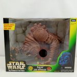 窓付き外箱の正面。『STAR WARS THE POWER OF THE FORCE』『RANCOR AND LUKE SKYWALKER』の文字と中のランコア