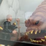 窓越しのルークのフィギュアとランコアの口元のアップ