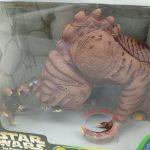窓越しのランコアとルークのフィギュアのアップ