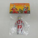 ヘッダー台紙付きの袋に入ったウルトラマンのミニソフビを正面から写した写真