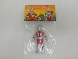 ヘッダー台紙付きの袋に入ったウルトラマンのミニソフビを正面から写した写真