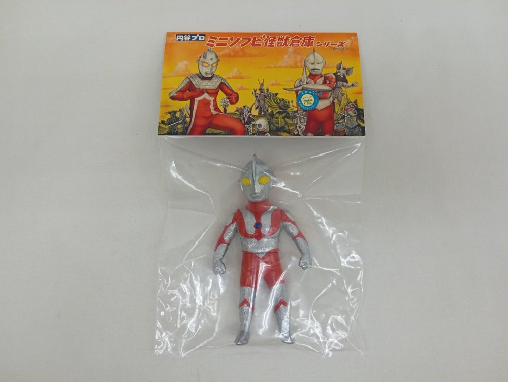 ヘッダー台紙付きの袋に入ったウルトラマンのミニソフビを正面から写した写真
