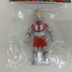 袋越しに写したウルトラマンのミニソフビの全身