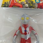 袋越しに写したミニソフビの頭部と胸の拡大。銀と赤の塗装