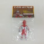 ヘッダー台紙の裏面側から写した袋入りのミニソフビ