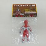 袋入りのミニソフビを背面から写した写真