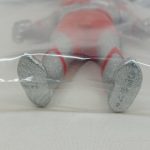 袋越しに写したミニソフビの足裏の拡大